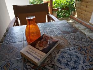 un livre et un vase sur une table avec un livre dans l'établissement Stamatia's Garden, à Agnontas
