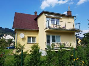żółty dom z balkonem w obiekcie Apartment Věra w mieście Lipova Lazne