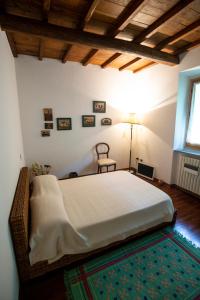 ein Schlafzimmer mit einem Bett und einem Stuhl in einem Zimmer in der Unterkunft Il Rifugio in Pracchia