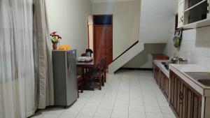 una cucina con tavolo e frigorifero di Homestay Lovebird a Wonosobo Altre 15 foto