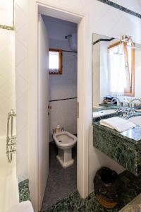 łazienka z toaletą i umywalką w obiekcie Il Rifugio w mieście Pracchia