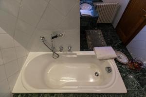 - un lavabo dans la salle de bains avec un rouleau de papier toilette dans l'établissement Il Rifugio, à Pracchia
