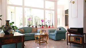 una sala de estar con 2 sofás y una ventana grande en Nireus Hotel, en Nea Makri