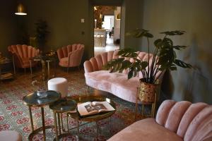 una sala de estar con sillas rosas y una mesa con una planta en Ten Mallorca - Adults Only, en Sineu