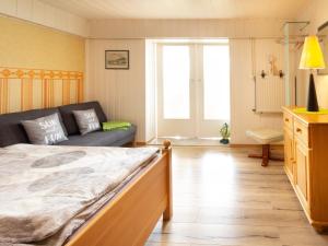 una camera con letto e divano di Fewo Prey a Bergen auf Rügen