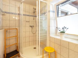 bagno con doccia e porta in vetro di Fewo Prey a Bergen auf Rügen
