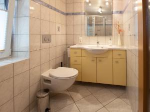 łazienka z toaletą i umywalką w obiekcie Fewo Prey w mieście Bergen auf Rügen