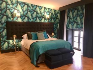 una camera da letto con un grande letto e carta da parati verde di Ten Mallorca - Adults Only a Sineu
