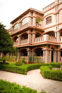 Un jardín fuera de MVT Guesthouse & Restaurant