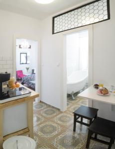 Kuchyň nebo kuchyňský kout v ubytování Boutique Apartments U Rolanda, Mikulášské náměstí