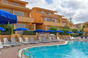 um hotel com uma piscina com cadeiras e guarda-sóis em Residence Le Onde em Badesi