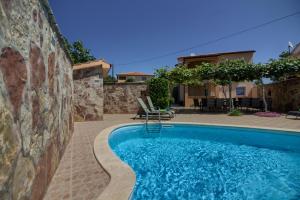 una piscina davanti a una casa di Charming villa Petroro with pool, 900m from the beach a Peroj