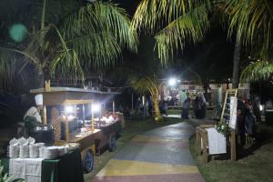 targ z palmami i stoisko z jedzeniem w nocy w obiekcie Greenotel Cilegon w mieście Cilegon