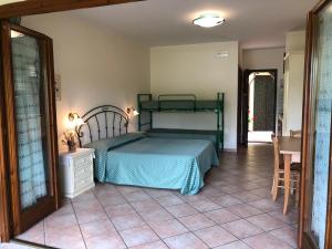 1 dormitorio con 1 cama y suelo de baldosa en Casa Vacanze Patrizia, en Montefiore dellʼAso