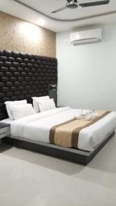 Postel nebo postele na pokoji v ubytování Hotel Saayein Residency