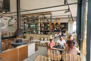 a group of people sitting at a table in a restaurant at Zonneweelde, Vakantie aan Zee in Nieuwvliet-Bad +50 photos