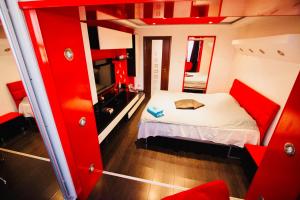 クルジュ・ナポカにあるRed Nest Homestayのベッドルーム(赤い二段ベッド1組、鏡付)