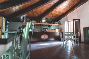 restauracja z barem ze stołami i krzesłami w obiekcie Borgo delle Mole w mieście Spoleto