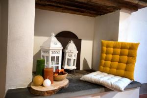 サンセポルクロにあるLa Giuggiola Sweet Homeの果物のボウルと黄色い椅子が置かれたテーブル +31枚の写真