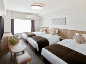 Una habitación de hotel con tres camas y una ventana. en HOTEL MYSTAYS Kiyosumi Shirakawa, en Tokio 29 fotos más