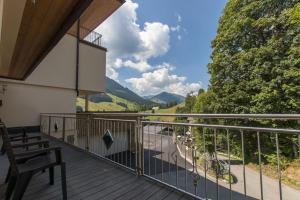 een balkon van een gebouw met uitzicht op een berg bij Appartment Hotel Mitterer in Saalbach Hinterglemm