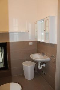 ベルガモにあるCasa vacanza le mansardineの洗面台とトイレ付きのバスルーム