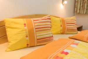 3 Kissen auf einem Bett in einem Zimmer in der Unterkunft Appartment Hotel Mitterer in Saalbach-Hinterglemm
