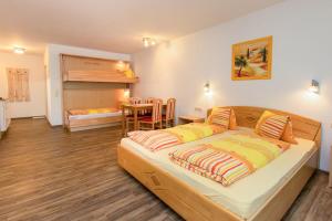 een slaapkamer met een groot bed en een eetkamer bij Appartment Hotel Mitterer in Saalbach Hinterglemm
