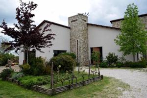 una gran casa blanca con una valla delante en Agriturismo Cignale, en Penne