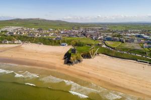 une vue aérienne sur une plage avec une ville en arrière-plan dans l'établissement Ballybunion Holiday Cottages by Trident Holiday Homes, à Ballybunion 4 autres photos