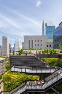 新加坡lyf Funan Singapore的一群人走在大楼前的走道上
