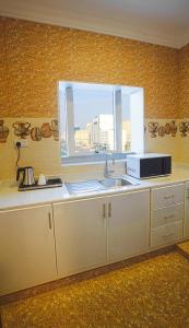 Η κουζίνα ή μικρή κουζίνα στο Salalah Royal Hotel Suites