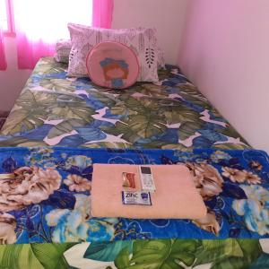 Tempat tidur dalam kamar di Almira Homestay near Airport