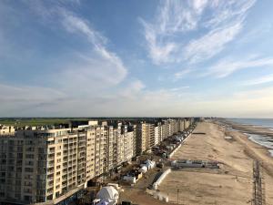 - une vue aérienne sur une plage avec de grands bâtiments dans l'établissement Appartement verhuur Zeedijk Middelkerke Sunbeach, à Middelkerke