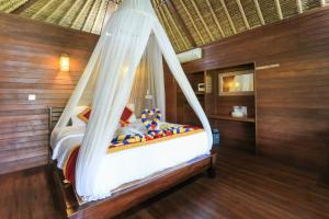 Säng eller sängar i ett rum på Lembongan Mantra Huts - CHSE Certified