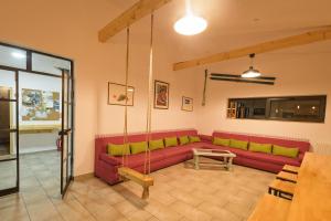 托普利察的住宿－Vila M 36，客厅配有红色的沙发和桌子