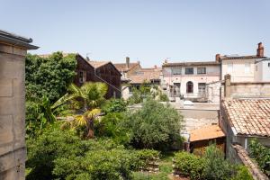 ボルドーにあるDuplex lumineux au coeur de Bordeaux avec Parkingの建物や木々が並ぶ市街の景色