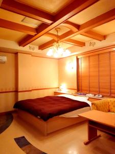 sypialnia z dużym łóżkiem w pokoju w obiekcie HOTEL CIMA Ⅱ ( Adult Only ) w mieście Kotohira