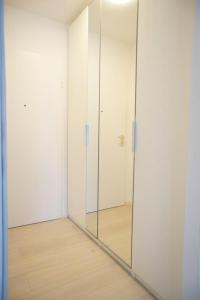 szklanymi drzwiami w pokoju z drewnianą podłogą w obiekcie Ferienwohnung Lörrach Alice w mieście Lörrach