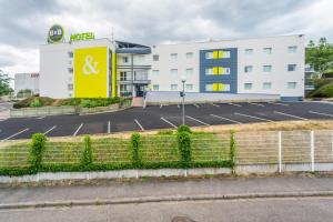 ein Parkplatz vor einem Gebäude in der Unterkunft B&B HOTEL Nancy Frouard in Frouard