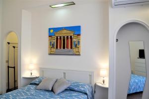 una camera con un letto e due lampade e un edificio di Diddidu home a Palermo