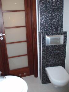 a bathroom with a toilet and a sink at Wigwam Apartament 6-osobowy in Sopot
