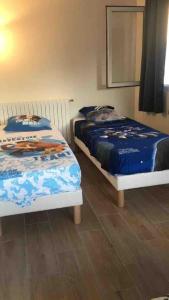 zwei Betten nebeneinander in einem Zimmer in der Unterkunft Nice appartment between Orly airport and Paris in Bagneux