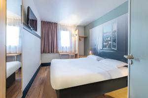 Un pat sau paturi într-o cameră la B&B HOTEL Antibes Sophia Le Relais