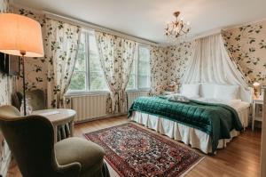 Säng eller sängar i ett rum på Toftaholm Herrgård