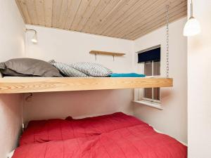Sønderbyにある4 person holiday home in R mのベッドルーム1室(二段ベッド1組、赤いベッドシーツ付)