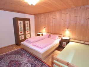 Postel nebo postele na pokoji v ubytování Cozy Apartment in Mühlbach