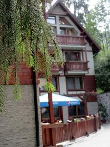 un edificio con un árbol delante de él en Apartmánový dom Fatrapark 1- Ap 318, Ap 306 Mezonet en Ružomberok