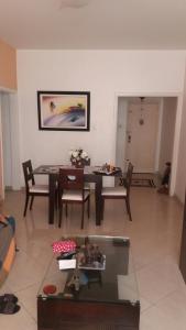 ein Wohnzimmer mit einem Tisch und Stühlen in der Unterkunft Paradise Room in Rio de Janeiro