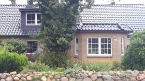 una casa in mattoni con giardino di fronte di Ferienwohnung Hinz a Ellingstedt